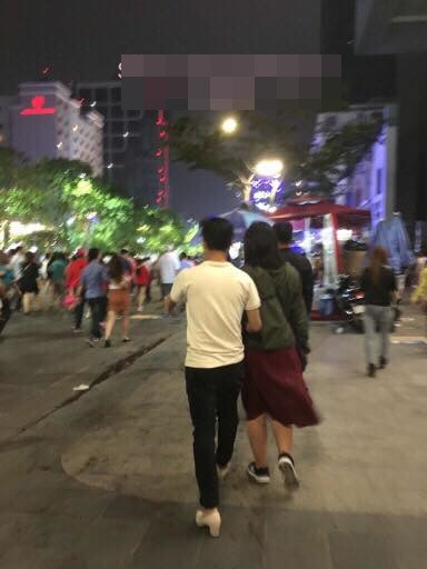 Đêm giao thừa, cặp đôi khiến người đi đường phải liên tục ngoái nhìn