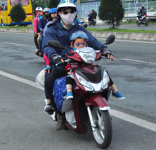 Người dân ùn ùn trở lại Sài Gòn làm việc đầu năm mới