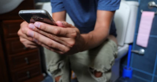 Ruột rơi ra ngoài cơ thể vì ngồi toilet quá lâu