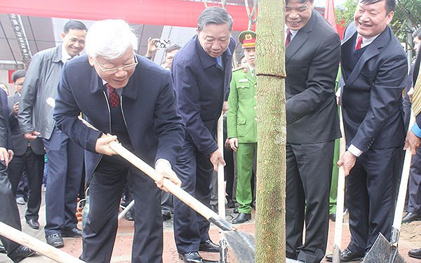 Tổng bí thư tham dự lễ phát động Tết trồng cây tại tỉnh Hưng Yên