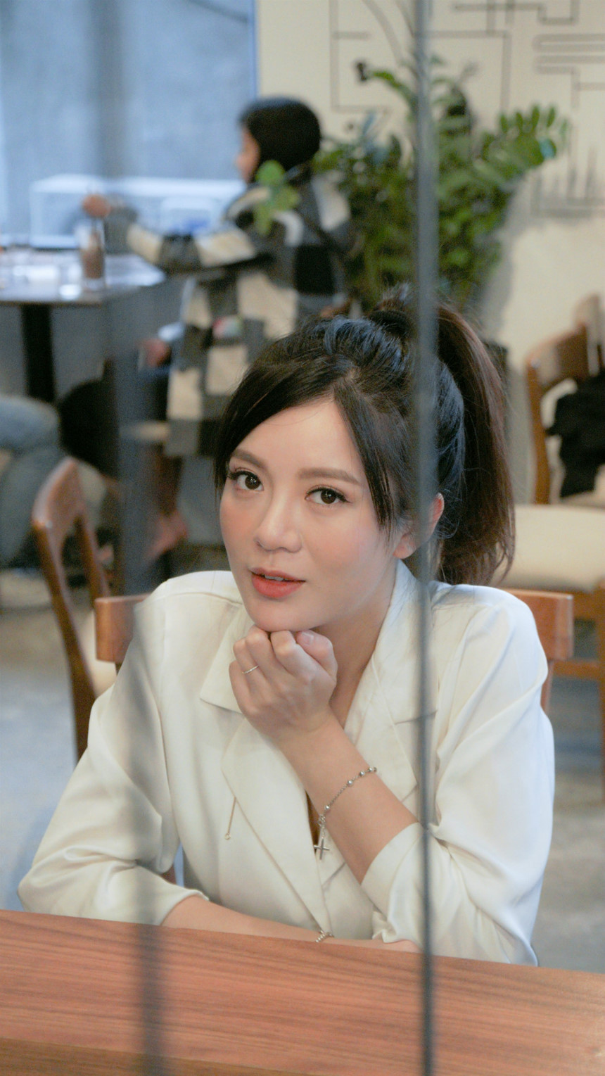 Hot girl Tú Linh - Chồng mình không phải đại gia Hot girl Tú Linh - Chồng mình không phải đại gia