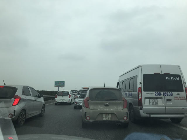 Cao tốc Pháp Vân- Cầu Giẽ vào Hà Nội ùn tắc hàng km