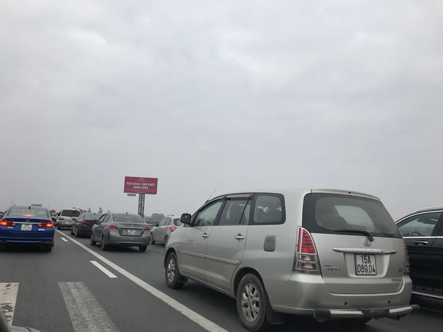 Cao tốc Pháp Vân- Cầu Giẽ vào Hà Nội ùn tắc hàng km