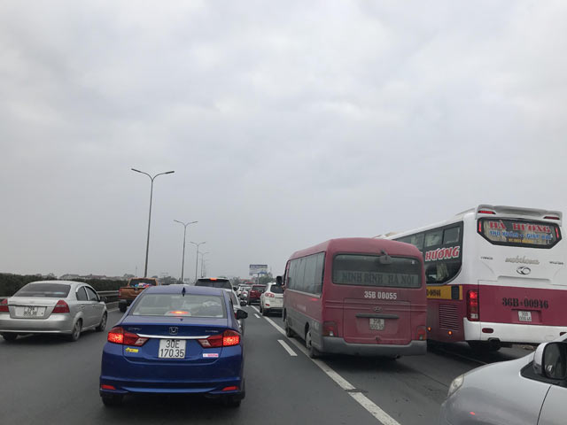 Cao tốc Pháp Vân- Cầu Giẽ vào Hà Nội ùn tắc hàng km