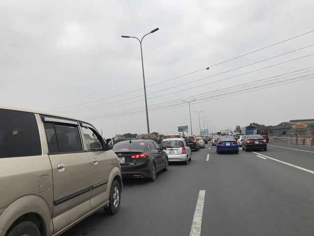 Cao tốc Pháp Vân- Cầu Giẽ vào Hà Nội ùn tắc hàng km