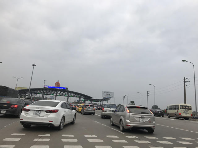 Cao tốc Pháp Vân- Cầu Giẽ vào Hà Nội ùn tắc hàng km