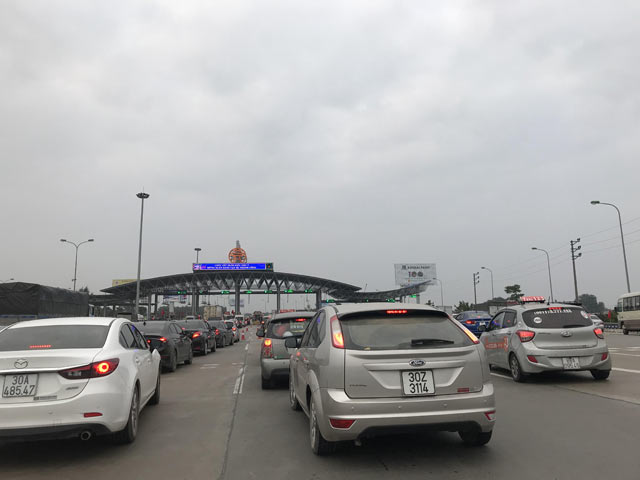Cao tốc Pháp Vân- Cầu Giẽ vào Hà Nội ùn tắc hàng km