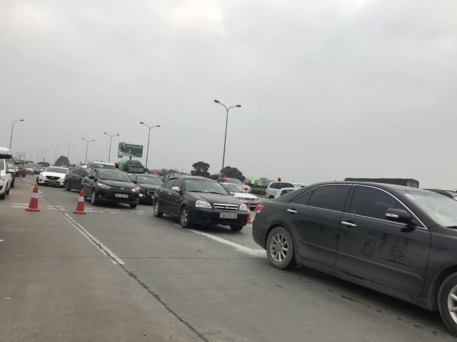 Cao tốc Pháp Vân- Cầu Giẽ vào Hà Nội ùn tắc hàng km