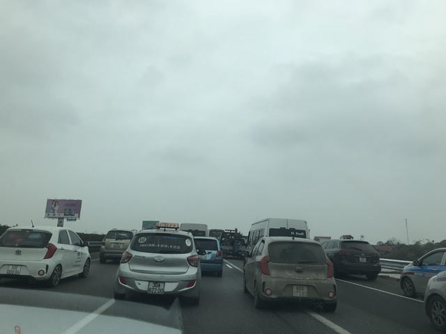 Cao tốc Pháp Vân- Cầu Giẽ vào Hà Nội ùn tắc hàng km