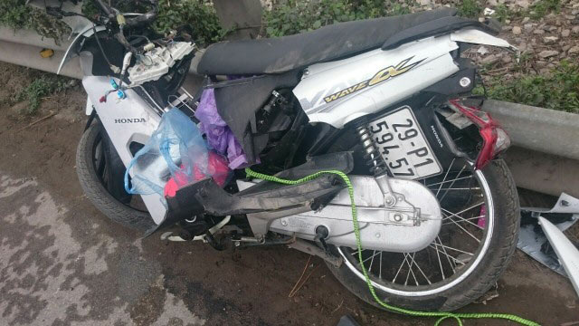 Vượt gác chắn tàu hoả, hai vợ chồng thoát chết trong gang tấc