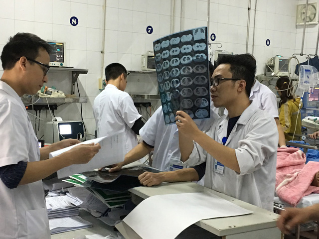 Tàn cuộc rượu họp lớp ngày Tết, nam thanh niên tự đâm đầu cột điện, dập phổi, hôn mê