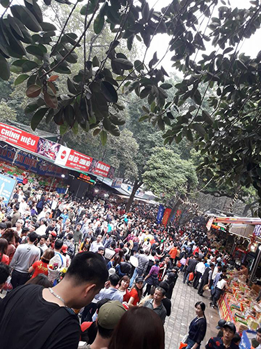 Biển người chen chân đứng im ở Chùa Hương ngày mùng 5 Tết