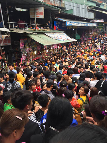 Biển người chen chân đứng im ở Chùa Hương ngày mùng 5 Tết