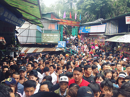 Biển người chen chân đứng im ở Chùa Hương ngày mùng 5 Tết