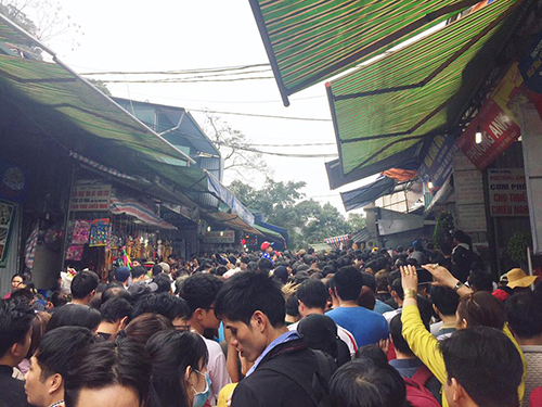 Biển người chen chân đứng im ở Chùa Hương ngày mùng 5 Tết