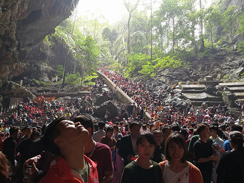 Biển người chen chân đứng im ở Chùa Hương ngày mùng 5 Tết