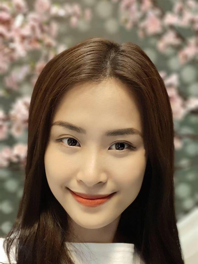 Đông Nhi làm fan náo loạn vì đăng ảnh diện đồ lót lên trang cá nhân