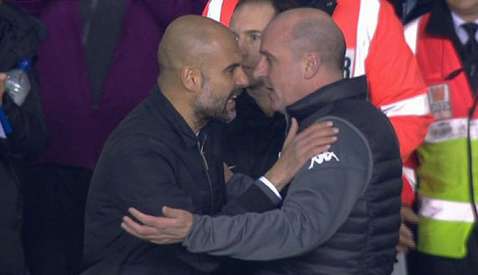 Guardiola xô đẩy HLV Wigan trong đường hầm