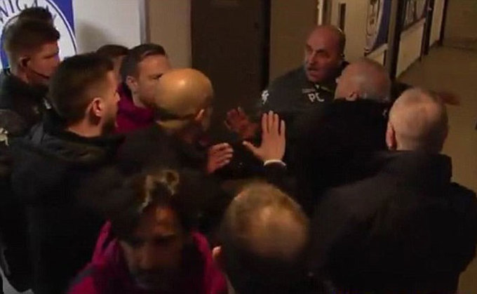 Guardiola xô đẩy HLV Wigan trong đường hầm