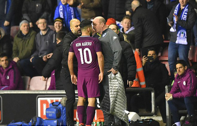 Guardiola xô đẩy HLV Wigan trong đường hầm