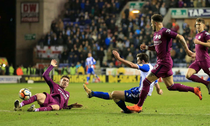 Guardiola xô đẩy HLV Wigan trong đường hầm