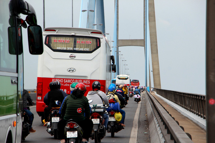 Người bơ phờ trở lại TP HCM, BOT Cai Lậy kẹt cứng