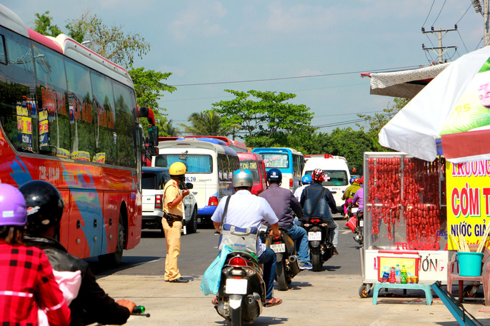 Người bơ phờ trở lại TP HCM, BOT Cai Lậy kẹt cứng
