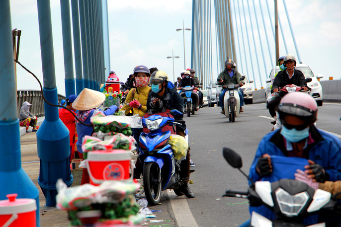 Người bơ phờ trở lại TP HCM, BOT Cai Lậy kẹt cứng