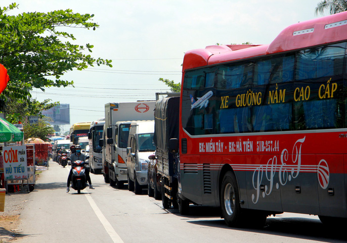Người bơ phờ trở lại TP HCM, BOT Cai Lậy kẹt cứng