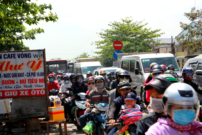 Người bơ phờ trở lại TP HCM, BOT Cai Lậy kẹt cứng