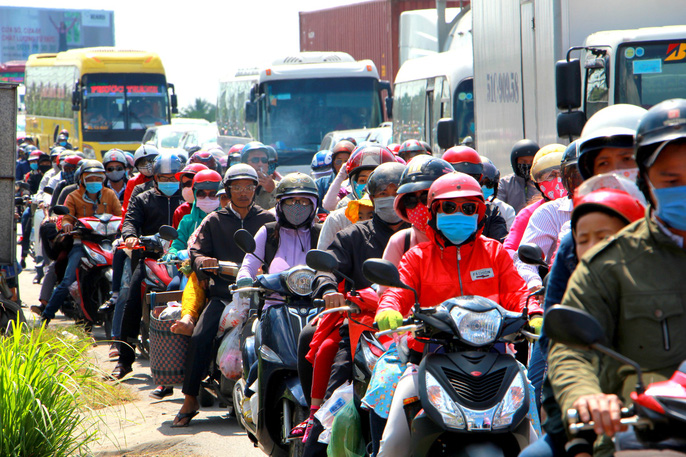 Người bơ phờ trở lại TP HCM, BOT Cai Lậy kẹt cứng