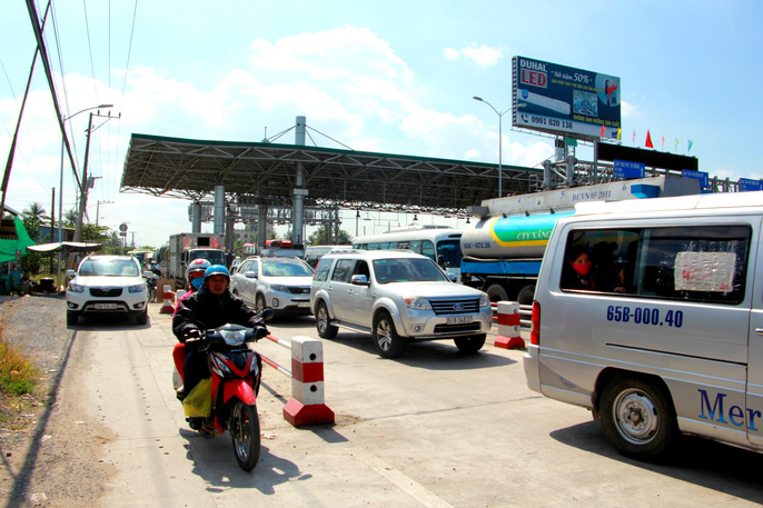 Người bơ phờ trở lại TP HCM, BOT Cai Lậy kẹt cứng