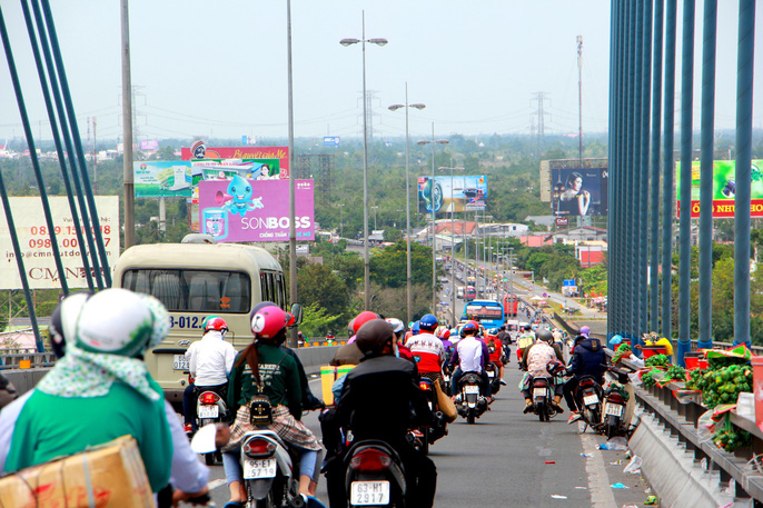 Người bơ phờ trở lại TP HCM, BOT Cai Lậy kẹt cứng