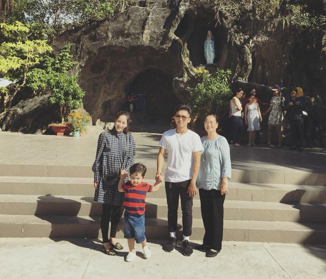 Khánh Thi khệ nệ bụng bầu 5 tháng đi chơi Tết cùng chồng con