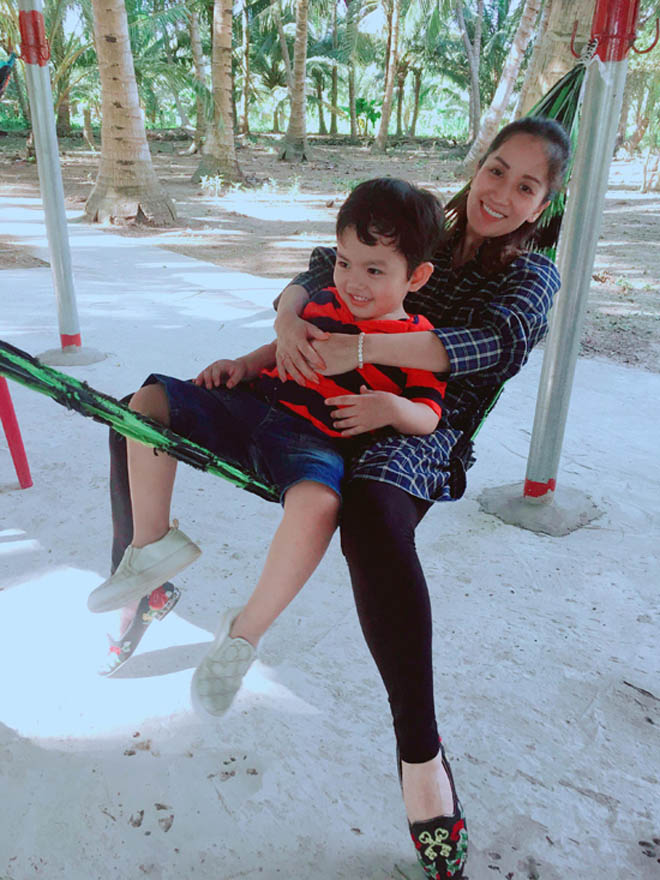 Khánh Thi khệ nệ bụng bầu 5 tháng đi chơi Tết cùng chồng con