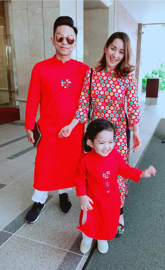 Khánh Thi khệ nệ bụng bầu 5 tháng đi chơi Tết cùng chồng con