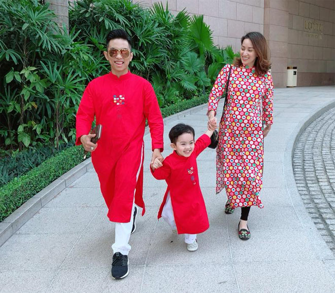 Khánh Thi khệ nệ bụng bầu 5 tháng đi chơi Tết cùng chồng con