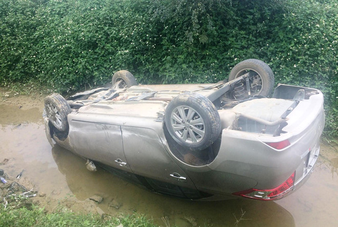 Tông xe đạp điện, ôtô 4 chỗ lật xuống dưới mương