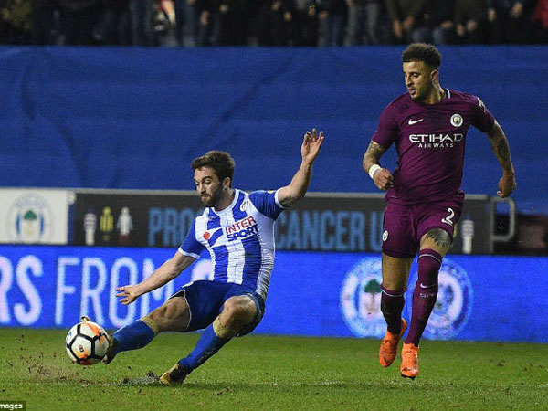 Thua đội hạng dưới, Man City vỡ mộng ăn bốn