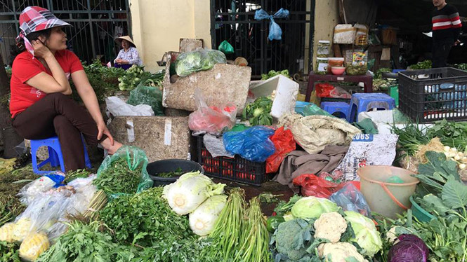 Rau xanh rẻ hơn trước Tết, thịt cá ế ẩm ít người mua