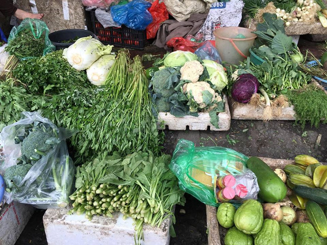 Rau xanh rẻ hơn trước Tết, thịt cá ế ẩm ít người mua