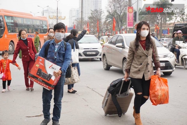 Trở lại Thủ đô sau kỳ nghỉ Tết: Tay xách nách mang, vật vờ cả tiếng vẫn không bắt nổi taxi