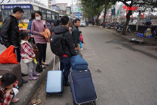 Trở lại Thủ đô sau kỳ nghỉ Tết: Tay xách nách mang, vật vờ cả tiếng vẫn không bắt nổi taxi