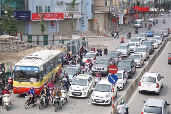 Trở lại Thủ đô sau kỳ nghỉ Tết: Tay xách nách mang, vật vờ cả tiếng vẫn không bắt nổi taxi