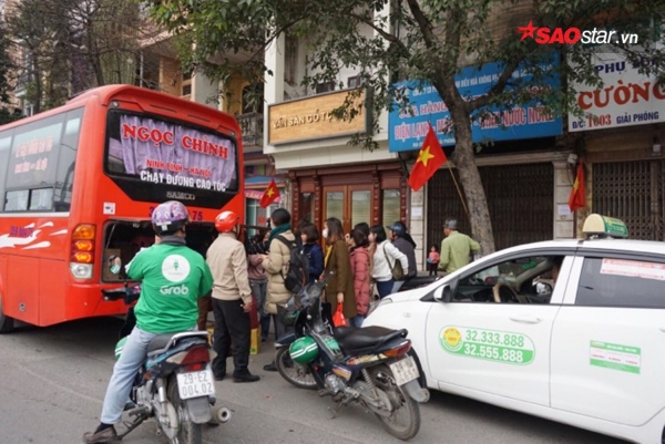 Trở lại Thủ đô sau kỳ nghỉ Tết: Tay xách nách mang, vật vờ cả tiếng vẫn không bắt nổi taxi