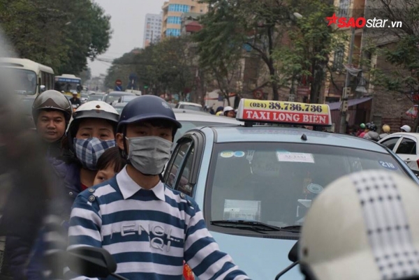 Trở lại Thủ đô sau kỳ nghỉ Tết: Tay xách nách mang, vật vờ cả tiếng vẫn không bắt nổi taxi