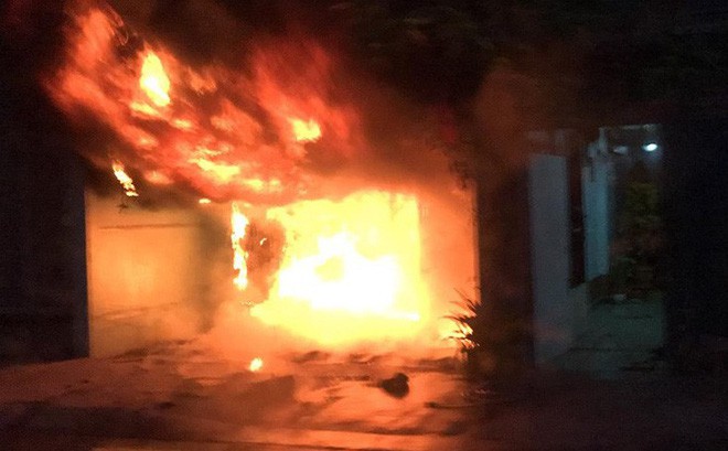 Ngôi nhà không có người ở bùng cháy dữ dội mùng 5 Tết