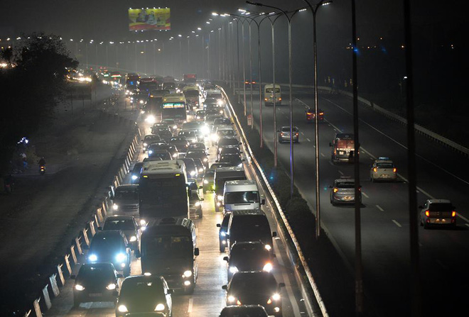 Tối mùng 4 Tết, ô tô xếp hàng dài ở 2 đầu trạm thu phí Pháp Vân đi Hà Nội