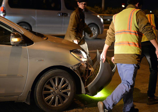 Tối mùng 4 Tết, ô tô xếp hàng dài ở 2 đầu trạm thu phí Pháp Vân đi Hà Nội