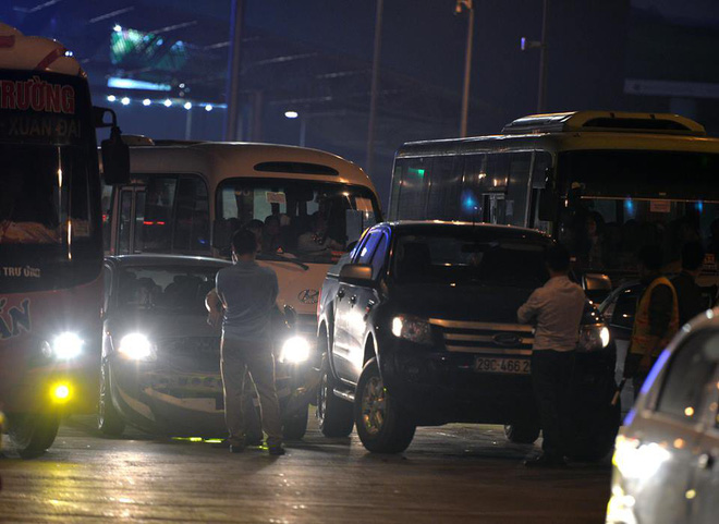Tối mùng 4 Tết, ô tô xếp hàng dài ở 2 đầu trạm thu phí Pháp Vân đi Hà Nội